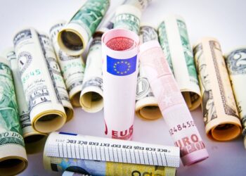 Δολάριο στα ύψη, ευρώ στα «τάρταρα»: Επιστροφή στα χαμηλά 2ετίας ή ώρα για ανάκαμψη;