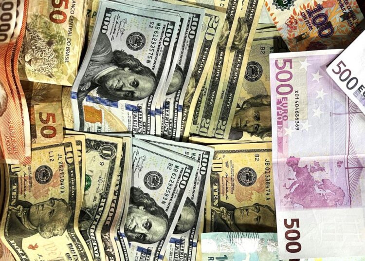 Το ευρώ κερδίζει έδαφος έναντι του δολαρίου: Τι δείχνουν τα διεθνή στοιχεία