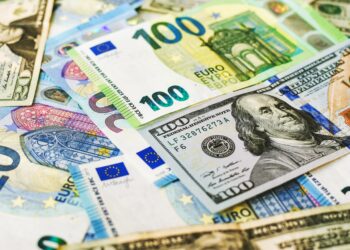 Forex 2025: Η ισοτιμία ευρώ-δολαρίου αναζητά κατεύθυνση τον πρώτο μήνα της χρονιάς