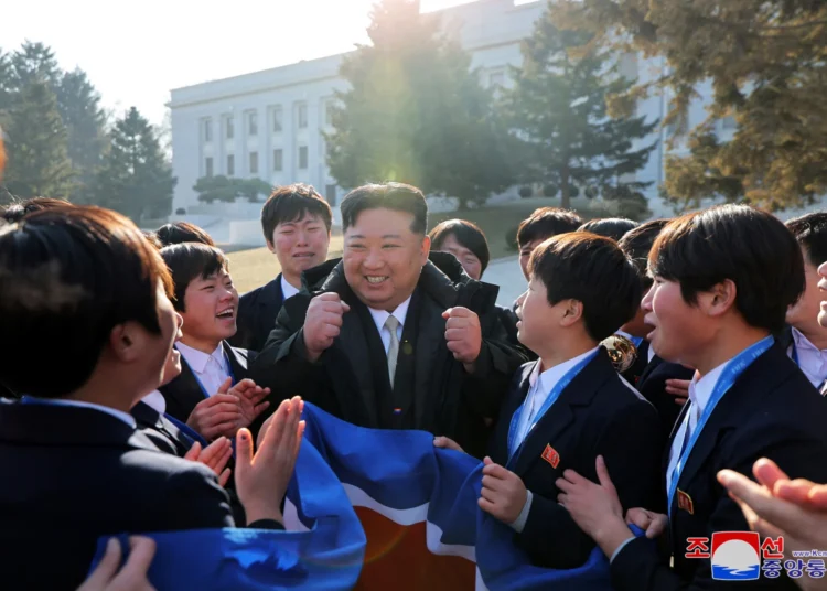 Κιμ: 300.000 μέλη της «Ταξιαρχίας Νέων» δρουν σε εθελοντική βάση- Τυφλή υποταγή, «εθελοντική» δουλειά 20 ωρών