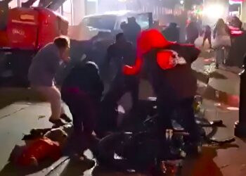 «Λουτρό» αίματος στη Ν.Ορλεάνη: Αυτοκίνητο έπεσε πάνω σε πεζούς και στη συνέχεια άνοιξε πυρ