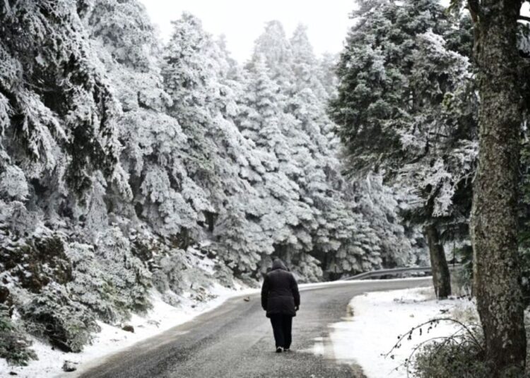 Κλειστή η Λεωφόρος Πάρνηθας λόγω έντονης χιονόπτωσης