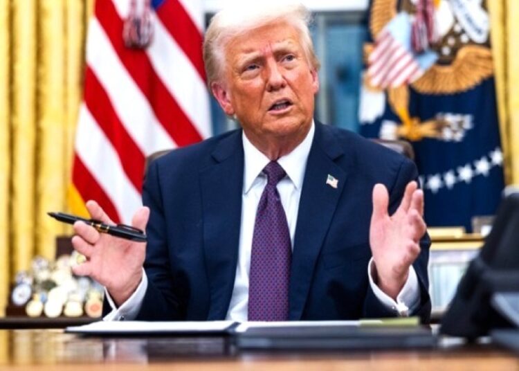 Ο Τραμπ βγάζει το τελωνειακό «μαστίγιο» για την ΕΕ: «Ή δασμοί ή σωστή μεταχείριση»