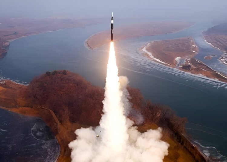 Η Βόρεια Κορέα προκαλεί με νέο «υπερηχητικό πύραυλο» – Μήνυμα στις ΗΠΑ