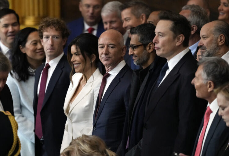 Forbes: Οι πιο πλούσιοι άνθρωποι στον κόσμο στην ορκωμοσία Τραμπ – 1,3 τρισ. δολάρια στο πλευρό του προέδρου