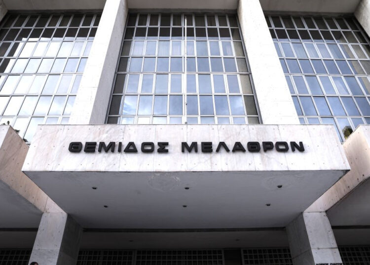 Κατεπείγουσα έρευνα για ανάρτηση κατά του ανακριτή της υπόθεσης των Τεμπών