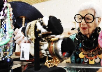 More is More: Η θρυλική συλλογή της Άιρις Άπφελ σε δημοπρασία