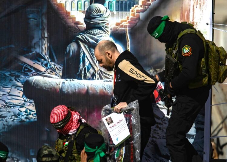 Απελευθέρωση τριών Ισραηλινών ομήρων: Εκεχειρία σε τεντωμένο σχοινί