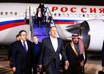 Έφτασε στο Ριάντ η ρωσική αντιπροσωπεία: Ξεκινούν οι διπλωματικές συνομιλίες με ΗΠΑ