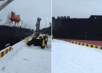 Δεξαμενόπλοιο με 130.000 τόνους πετρελαίου καθηλωμένο στη Ρωσία μετά από τριπλή έκρηξη