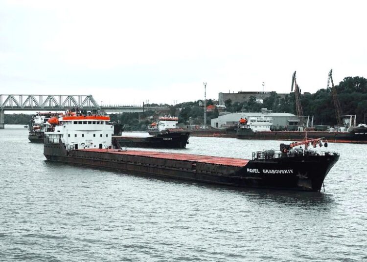 Ρήγμα σε φορτηγό πλοίο με 3.000 τόνους σιτηρών στην Αζοφική