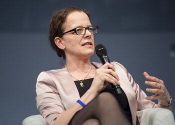 Bloomberg/ΕΚΤ: «Προσεκτικές κινήσεις» στις μειώσεις επιτοκίων συνιστά η Σνάμπελ