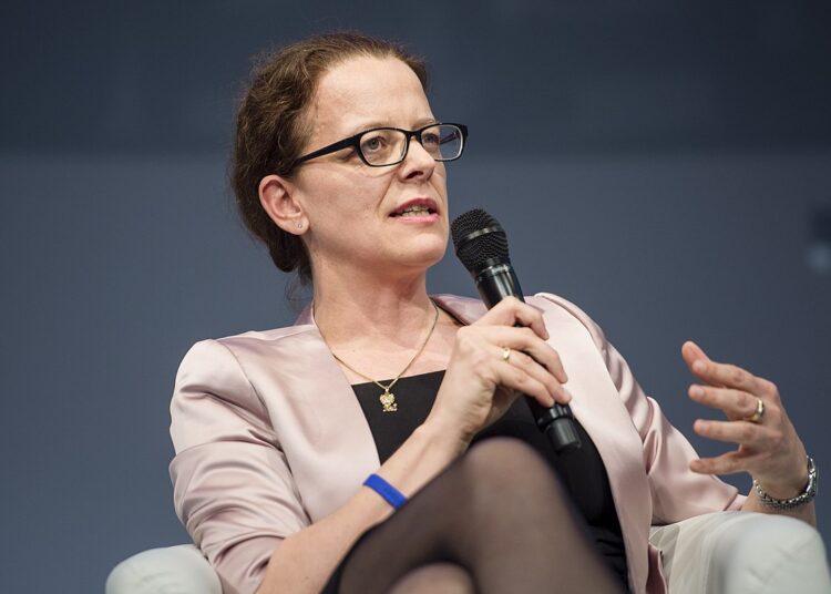 Bloomberg/ΕΚΤ: «Προσεκτικές κινήσεις» στις μειώσεις επιτοκίων συνιστά η Σνάμπελ