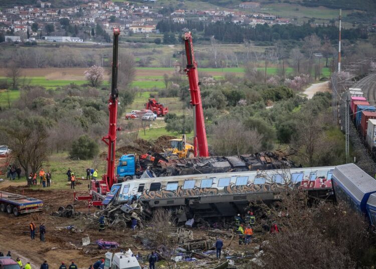 Guardian για Τέμπη: «Οργή στην Ελλάδα καθώς η δεύτερη επέτειος της τραγωδίας προκαλεί μαζικές διαδηλώσεις»