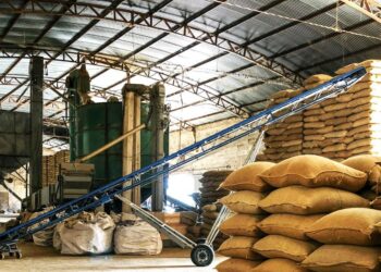 Καφές: Οι τιμές «βουλιάζουν» μετά το ρεκόρ, αλλά παραραμένει ακριβός