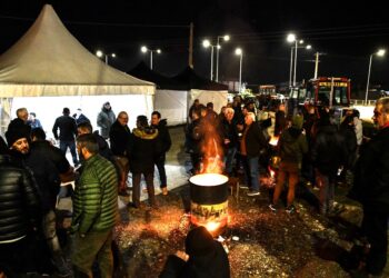 Αγρότες στους δρόμους: Μπλόκα και κινητοποιήσεις σε όλη τη χώρα
