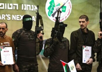 Σοκαριστικές εικόνες από την παράδοση των Ισραηλινών ομήρων: Καταδικάζει το Ισραήλ