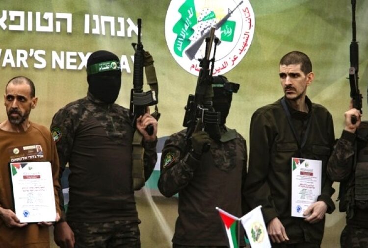 Σοκαριστικές εικόνες από την παράδοση των Ισραηλινών ομήρων: Καταδικάζει το Ισραήλ