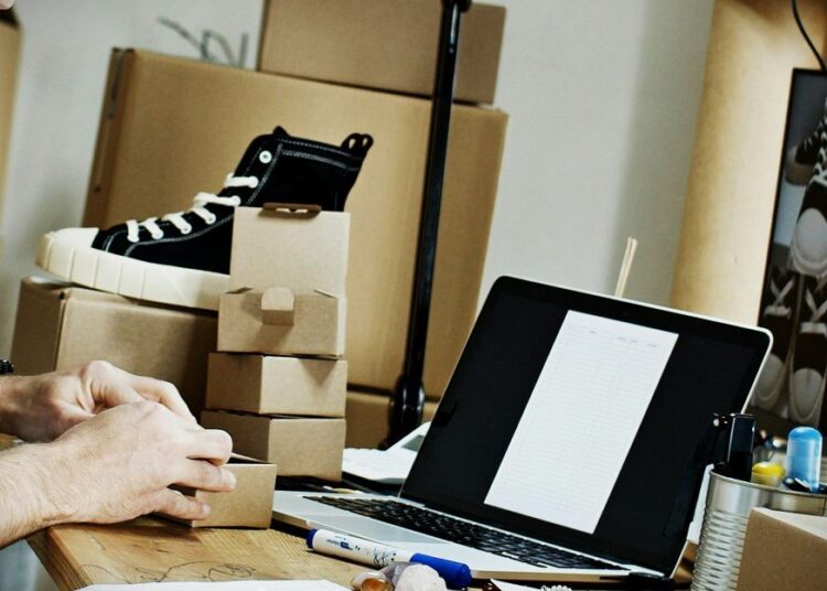 Επιχείρηση-μαμούθ της ΕΛΑΣ: Εξαρθρώθηκε σπείρα που διακινούσε πλαστά προϊόντα σε 16 ιστοσελίδες