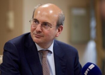 Ο υπουργός Κωστής Χατζηδάκης τα βάζει με τους γραφειοκράτες υφισταμένους τους