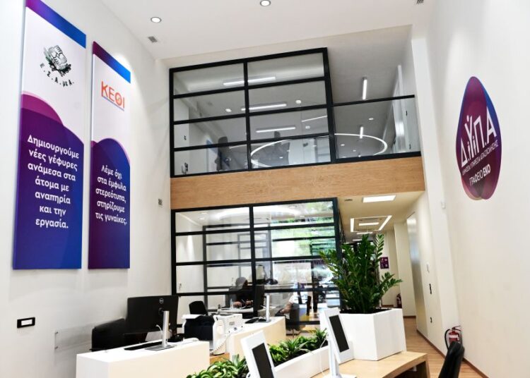 Νέο ρεκόρ απασχόλησης: Σχεδόν 53.000 θέσεις μέσω ΔΥΠΑ το 2024