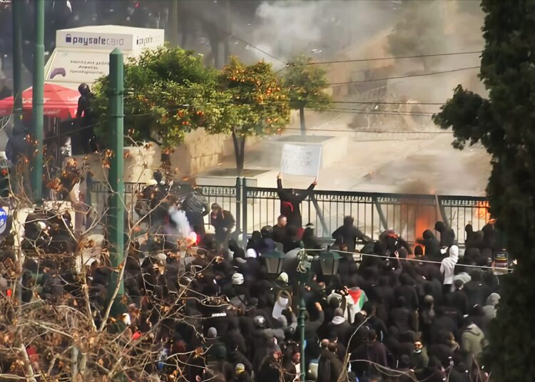 Σοβαρά επεισόδια στο Σύνταγμα: Κουκουλοφόροι, φωτιές και μολότοφ μπροστά στη Βουλή (Live)