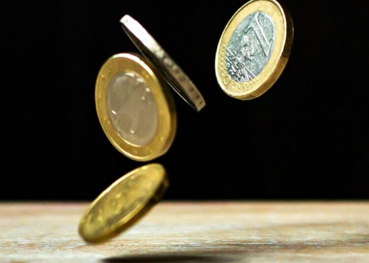 Πτώση του ευρώ για 7η ημέρα: Τα hedge funds ποντάρουν στην ισοτιμία