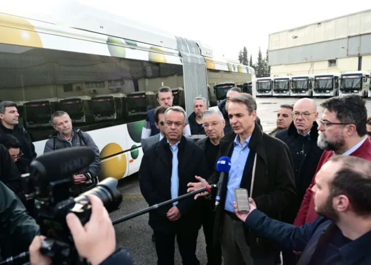 Στο αμαξοστάσιο της ΟΣΥ ο Μητσοτάκης: Νέα λεωφορεία στα μέσα του 2025 και αύξηση δρομολογίων