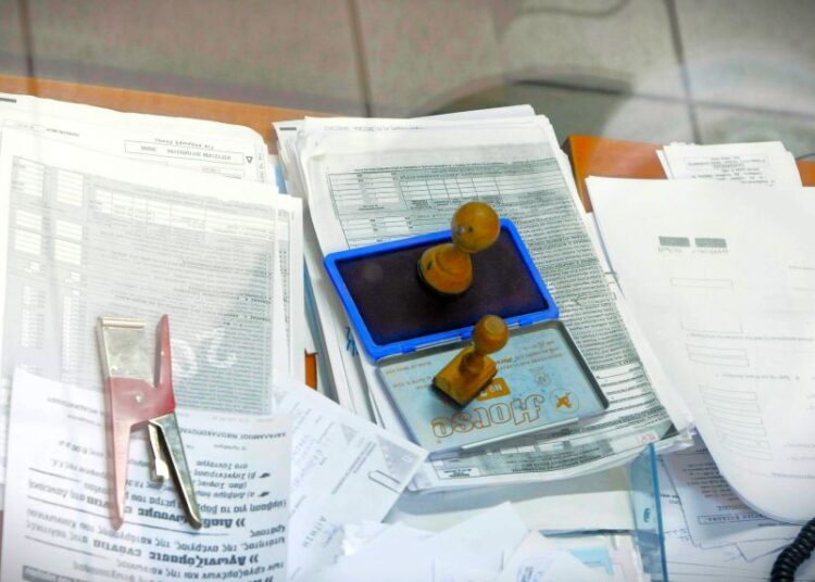Ανατροπή στον εξωδικαστικό: Υποχρεωτική ρύθμιση χρεών πριν από πλειστηριασμούς
