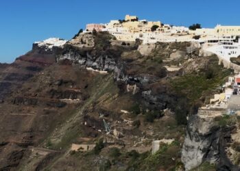 Σε κατάσταση έκτακτης ανάγκης η Σαντορίνη