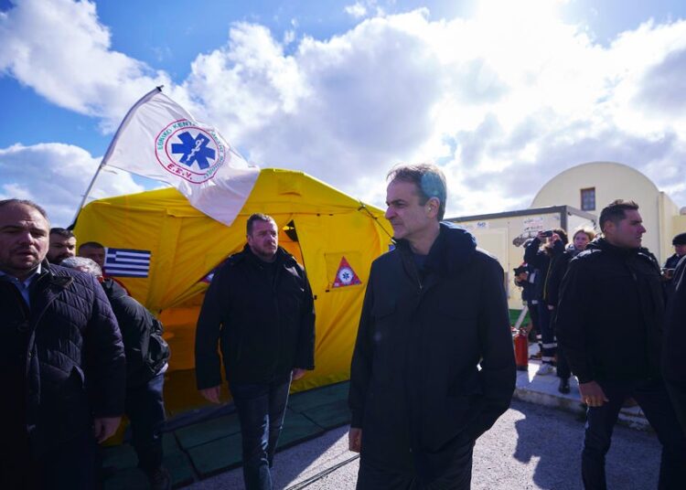 Μητσοτάκης από Σαντορίνη: «Έτοιμοι για κάθε ενδεχόμενο» – Η στρατηγική της κυβέρνησης