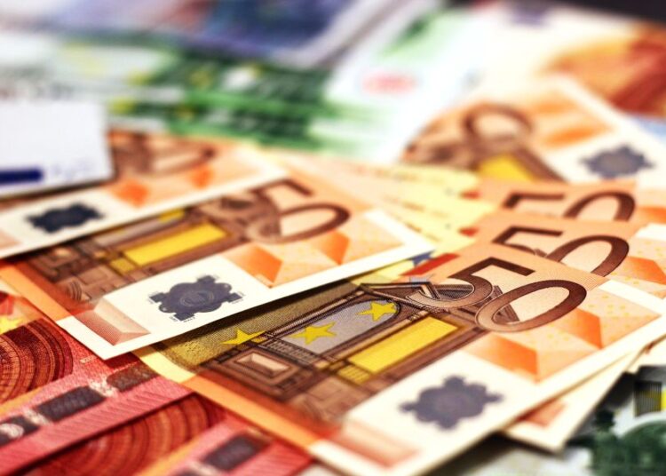 Αποδυναμώνεται το ευρώ: Στα χαμηλότερα επίπεδα έναντι του δολαρίου