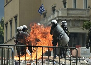 Σοβαρά επεισόδια στο Σύνταγμα: Κουκουλοφόροι, φωτιές και μολότοφ μπροστά στη Βουλή (Live)