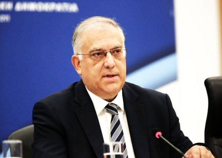 Ο Θεοδωρικάκος «ξεσπά» κατά της αντιπολίτευσης: «Η πολιτική λάσπη δεν θα περάσει»