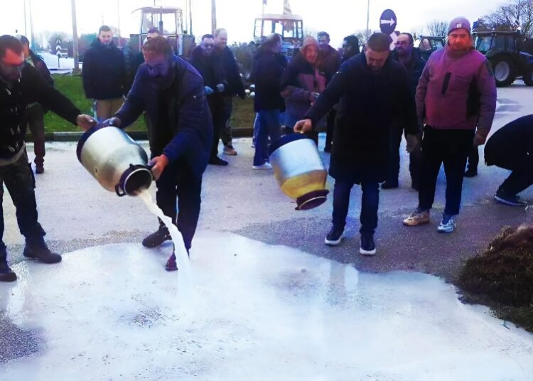 Μπλόκο Μεγαλοχωρίου: Οι αγρότες κλιμακώνουν τις κινητοποιήσεις τους