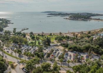 Ακτή Βουλιαγμένης: Μία στρατηγική επένδυση στη δημοφιλέστερη παραλία της Αθηναϊκής Ριβιέρας