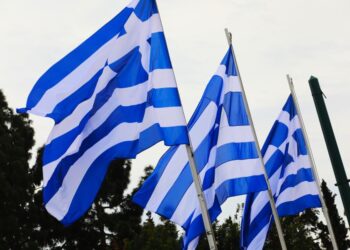 Η Ελλάδα παρελαύνει: Εθνική υπερηφάνεια και υψηλός συμβολισμός στο Σύνταγμα (video)