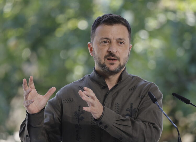 epa11562817 Ukrainian President Volodymyr Zelensky addresses a joint prss conference with Polish President Andrzej Duda and Lithuanian Prime Minister Ingrida Simonyte (not pictured) in Kyiv, Ukraine, 24 August 2024. Duda and Simonyte arrived in Kyiv to meet with top Ukrainian officials as Ukraine marks its declaration of independence of 1991.  EPA/SERGEY DOLZHENKO 60945