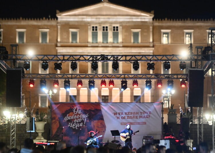 Συναυλία τώρα για τα Τέμπη στο Σύνταγμα