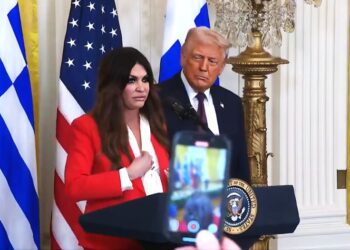 Η προσευχή της Κίμπερλι και το τάμα της Ουάσινγκτον στην Αθήνα (video)