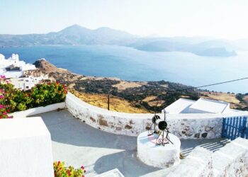 Σκυλακάκης: «Σταματά η δόμηση στις προστατευόμενες περιοχές της Μήλου»