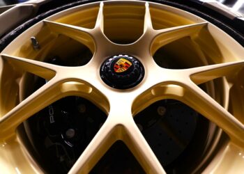 Porsche: Πτώση 30,3% στα κέρδη και στροφή στα υβριδικά