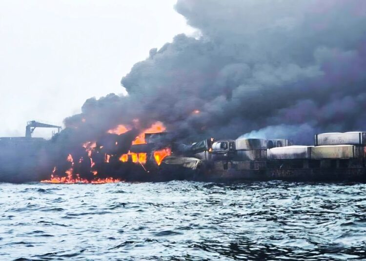 Σφοδρή σύγκρουση δεξαμενόπλοιου και φορτηγού πλοίου στη Βόρεια Θάλασσα (video)