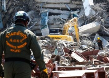 Ισχυρός σεισμός 7,7 Ρίχτερ στη Μιανμάρ: Κατέρρευσε ουρανοξύστης στην Μπανγκόκ (video)