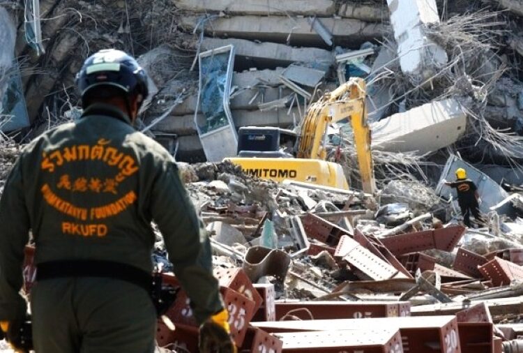 Ισχυρός σεισμός 7,7 Ρίχτερ στη Μιανμάρ: Κατέρρευσε ουρανοξύστης στην Μπανγκόκ (video)