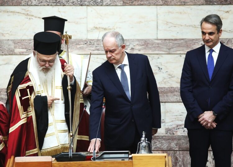 Ορκίστηκε ο νέος Πρόεδρος της Δημοκρατίας -Μαζί με τα καθήκοντα του θα… παραλάβει και μια μήνυση από συγγενείς θυμάτων των Τεμπών (vid)