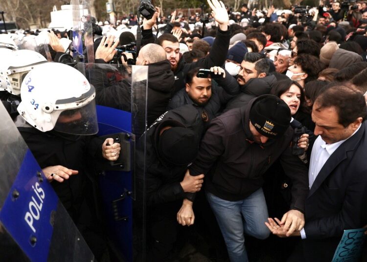 Υπό πίεση ο Ιμάμογλου: Ξεκίνησε η ανάκριση για διαφθορά και τρομοκρατία