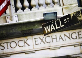 Η Wall Street σε τεντωμένο σχοινί: Μικρά κέρδη μετά από μια ταραχώδη εβδομάδα