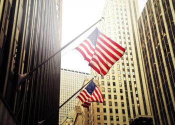 Ριμπάουντ στη Wall Street, αλλά το sell-off άφησε βαθιές πληγές