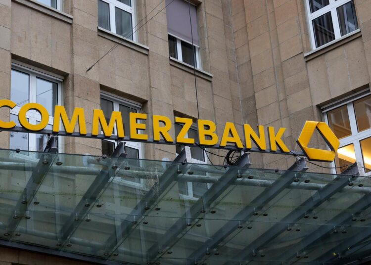 Bloomberg για Commerzbank: Κατέβαλε €5,8 εκατ. για να διώξει τον CEO της